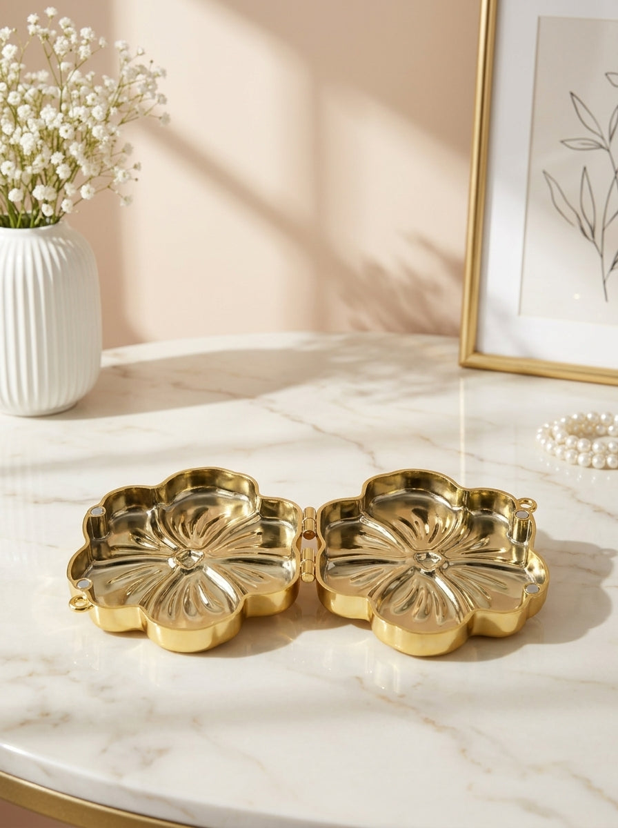 Gold metallic flower-shaped clutch bag set pieces, two matching styles